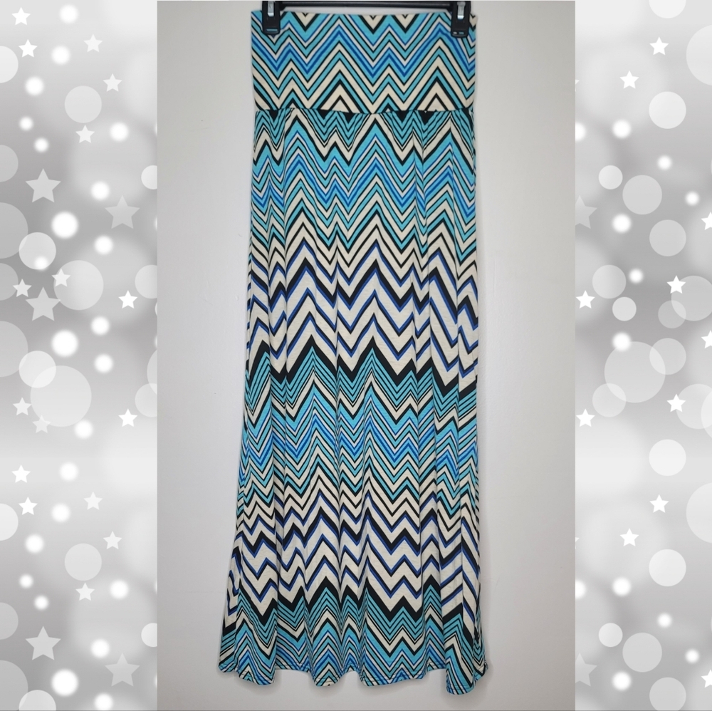 Chevron Patterned Maxi Skirt - Blue and White - Picture 4 of 7